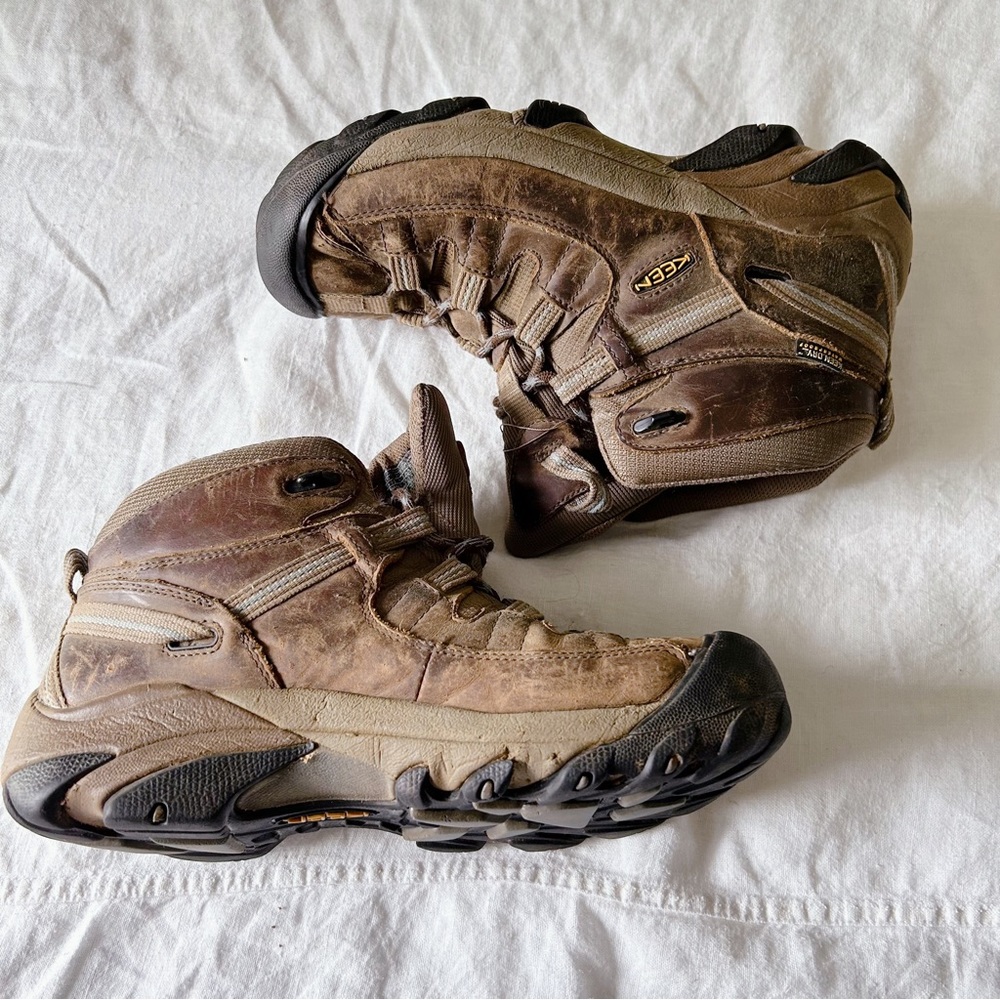 Keen Womens Hiking Boots Sz US 9 or EU 39.5